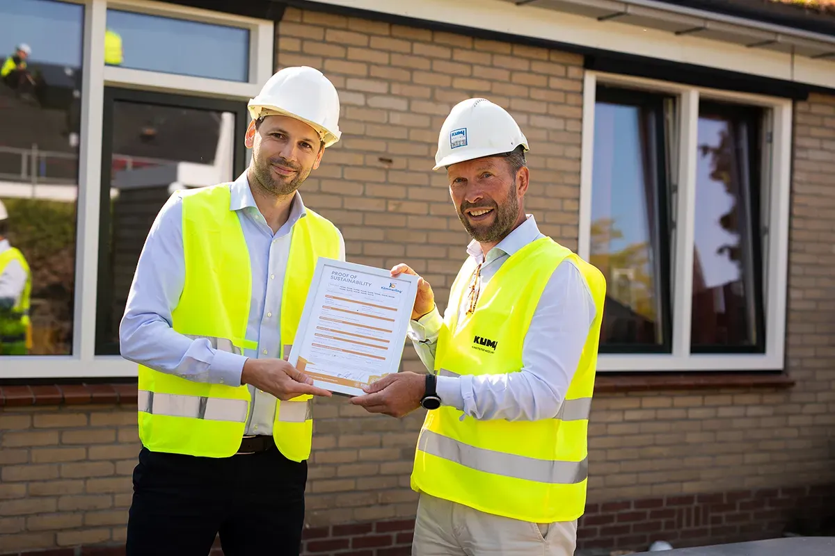 In samenwerking met profielleverancier Kömmerling Nederland heeft dochterbedrijf Kumij voor het eerst deze innovatieve profielen van fossielvrij PVC verwerkt tot kozijnen, ramen en deuren voor een verduurzamingsproject van BAM Wonen in Steenwijk